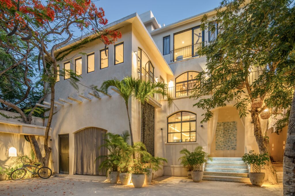 Casa Lola / Carousel